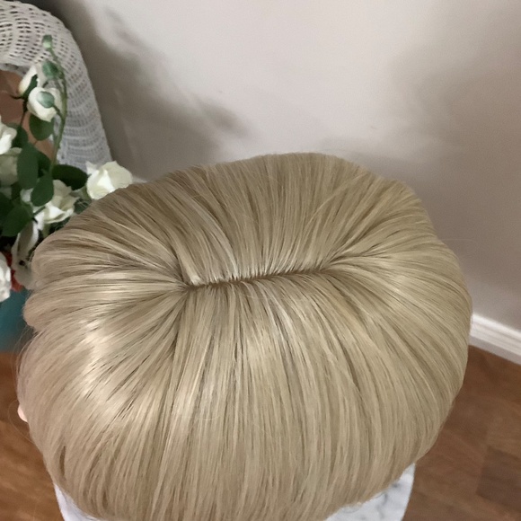 NEW Beautiful Blonde Wig - Picture 6 of 12